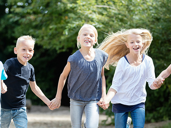 Grundschüler beim Spielen auf dem Schulgelände