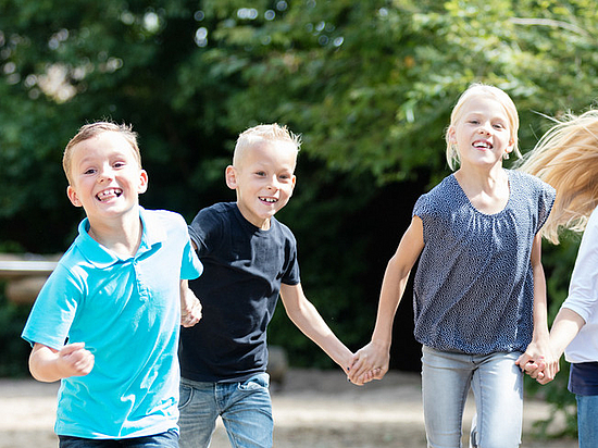 Horte in Pirna Grundschüler beim Spielen auf dem Schulgelände
