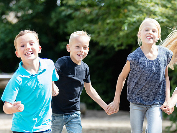 Grundschüler beim Spielen auf dem Schulgelände