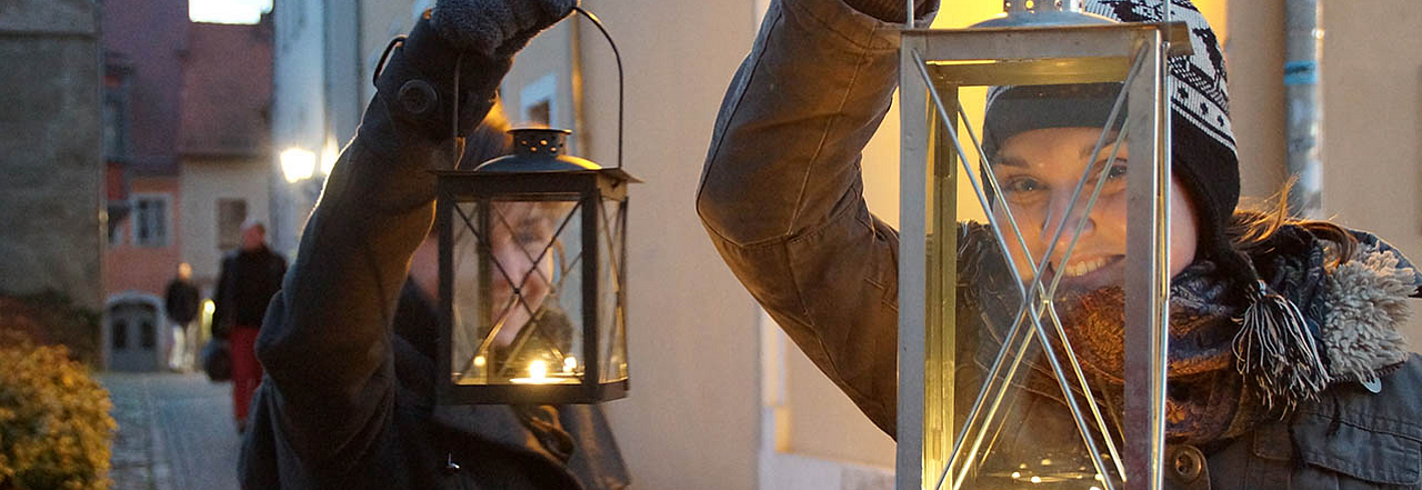 Zwei Frauen mit Laternen