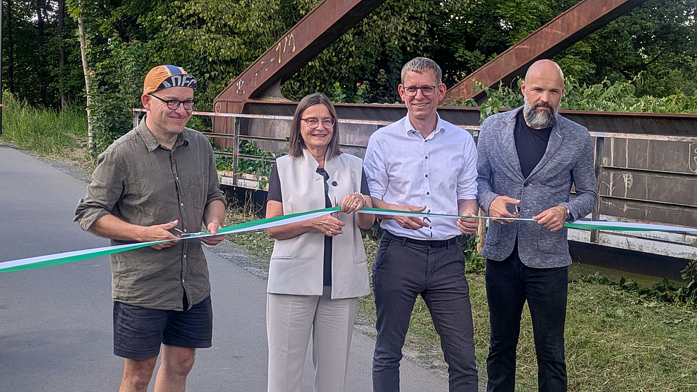 Offizielles Banddurchschneiden zur Eröffnung