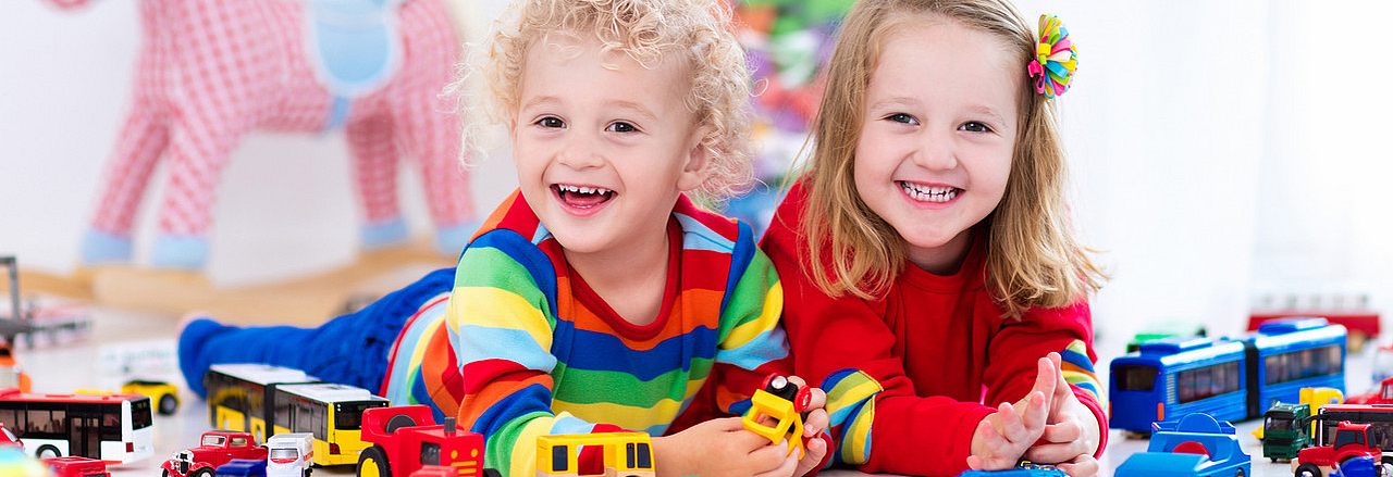 Mit Autos spielende Kinder