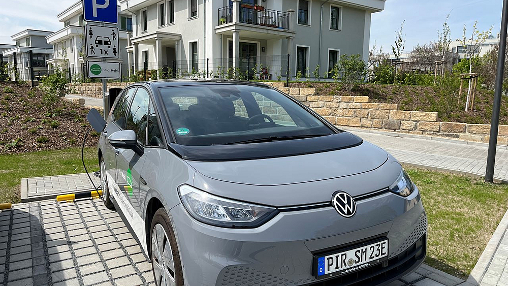 E-Auto der Stadtwerke an den Sandsteingärten