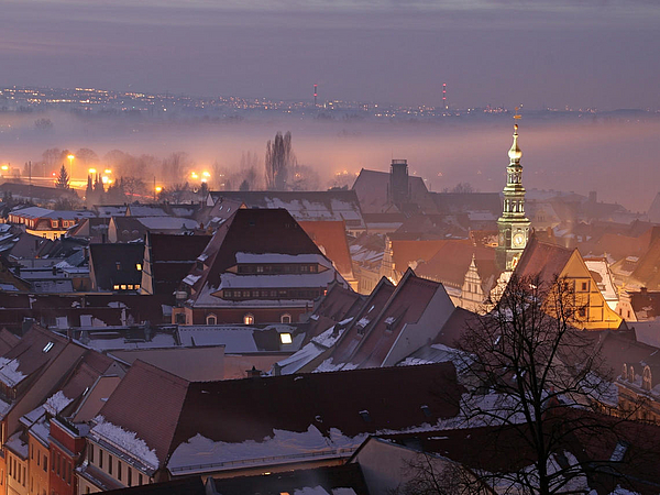 Blick über Pirnas schneebedeckte Altstadt bei Nacht