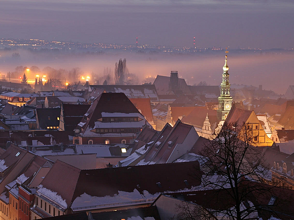 Blick über Pirnas schneebedeckte Altstadt bei Nacht