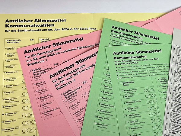 Stimmzettel der Europa- und Kommunalwahl in Pirna 2024