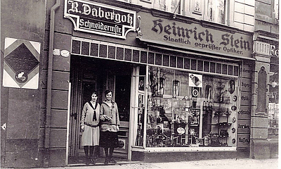 Optikgeschäft ab 1928, damals noch nebenan (heute Hörgeräte) gegründet vom Uropa Heinrich Stein
