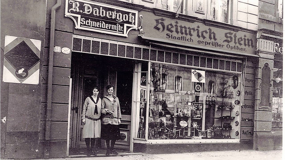 Optikgeschäft ab 1928, damals noch nebenan (heute Hörgeräte) gegründet vom Uropa Heinrich Stein