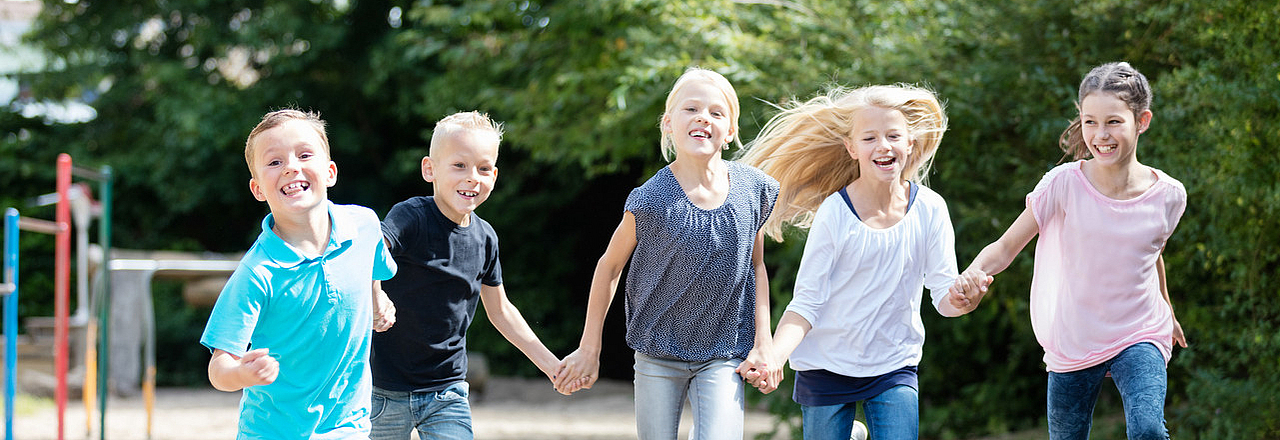 Grundschüler beim Spielen auf dem Schulgelände