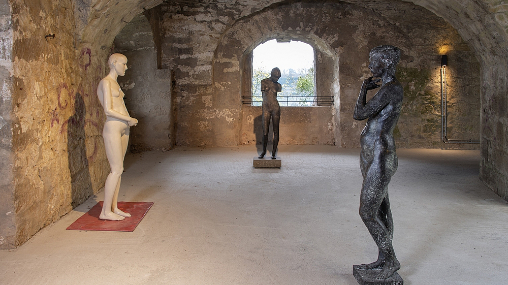 Skulpturensommer 2024, Ausstellungsansicht Kreuzgewölbe Ausstellungansicht mit drei Frauenfiguren