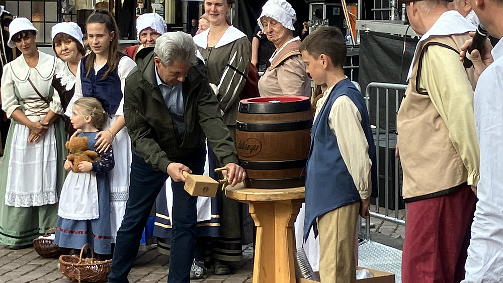 Anstci des Fasses zur Stadtfest-Eröffnung im Jahr 2024