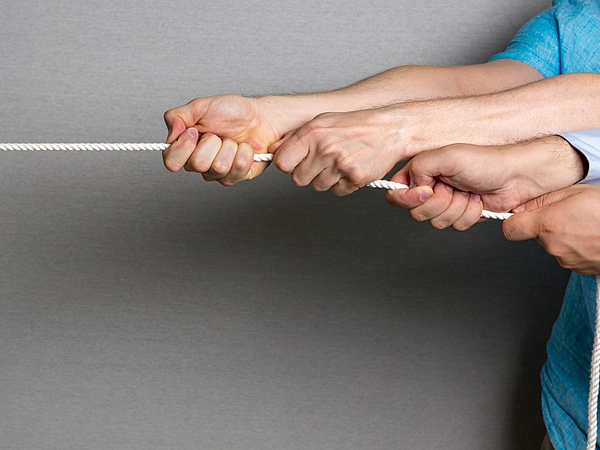 Sonstige Vereine in Pirna Hände ziehen an einem Seil als Sinnbild für sonstige Vereine in Pirna