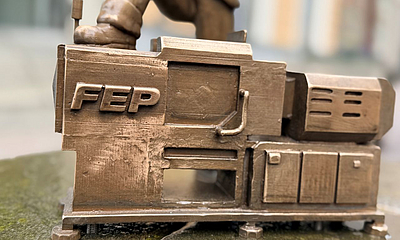 Pine steht auf Maschine aus Bronze