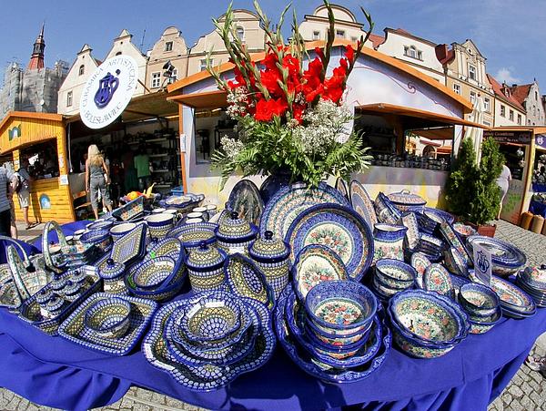 Ein Stand mit Bunzlauer Keramik in Pirnas Partnerstadt Boleslawiec in Polen