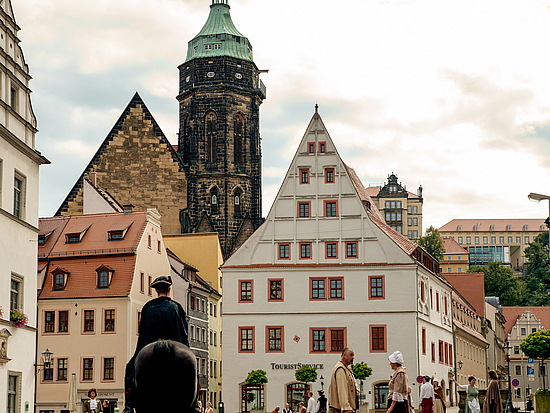 Lebendiges Canalettobild auf dem Markt Pirna
