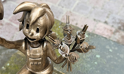 FEP-Pine hält einen Strauß Elektrokabel in der Hand