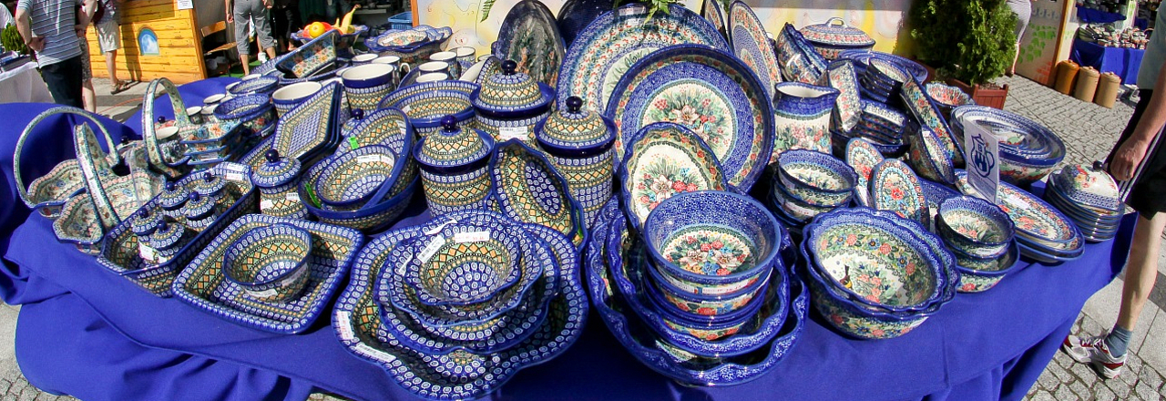 Ein Stand mit Bunzlauer Keramik in Pirnas Partnerstadt Boleslawiec in Polen
