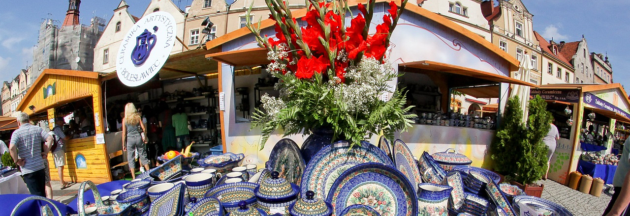 Ein Stand mit Bunzlauer Keramik in Pirnas Partnerstadt Boleslawiec in Polen