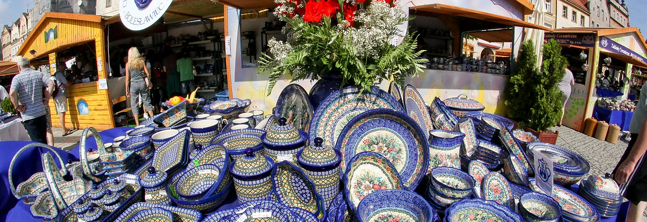 Bunzlauer Keramikfest Ein Stand mit Bunzlauer Keramik in Pirnas Partnerstadt Boleslawiec in Polen