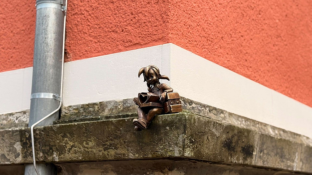 Pesta-Pine klein Pirnaer Knirps der Pestalozzi-Oberschule an Hausecke