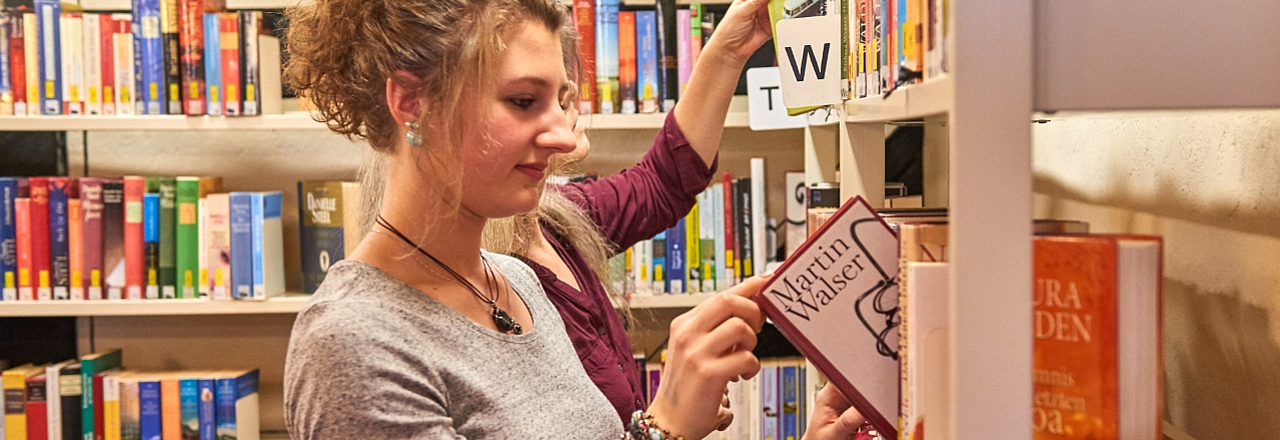 Bücherregal zum Stöbern Literatur, die zum Stöbern einlädt