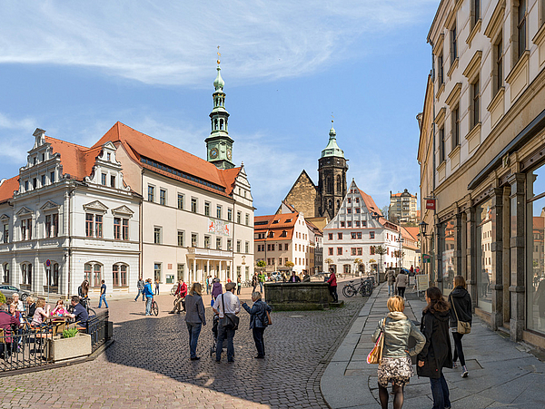 belebter Marktplatz in Pirna – Canalettoblick