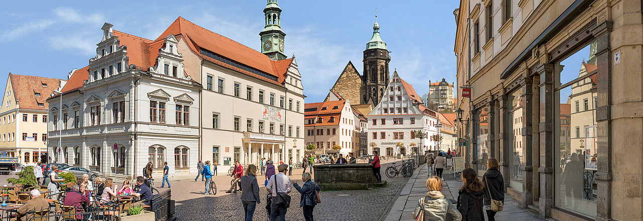 belebter Marktplatz in Pirna – Canalettoblick