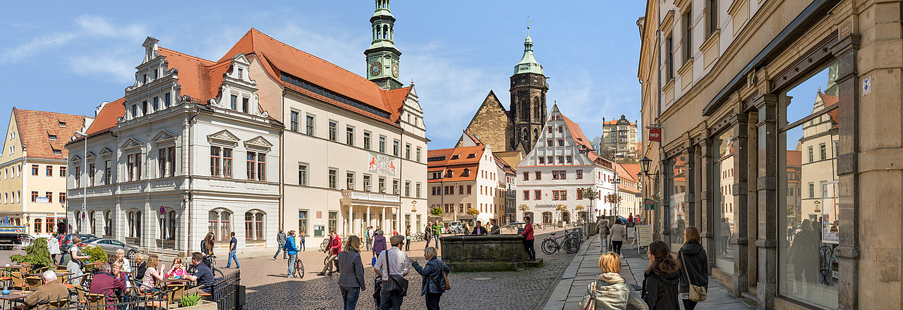 belebter Marktplatz in Pirna – Canalettoblick