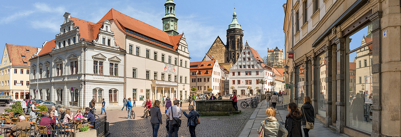 belebter Marktplatz in Pirna – Canalettoblick