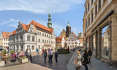 belebter Marktplatz in Pirna – Canalettoblick