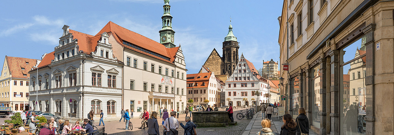 belebter Marktplatz in Pirna – Canalettoblick