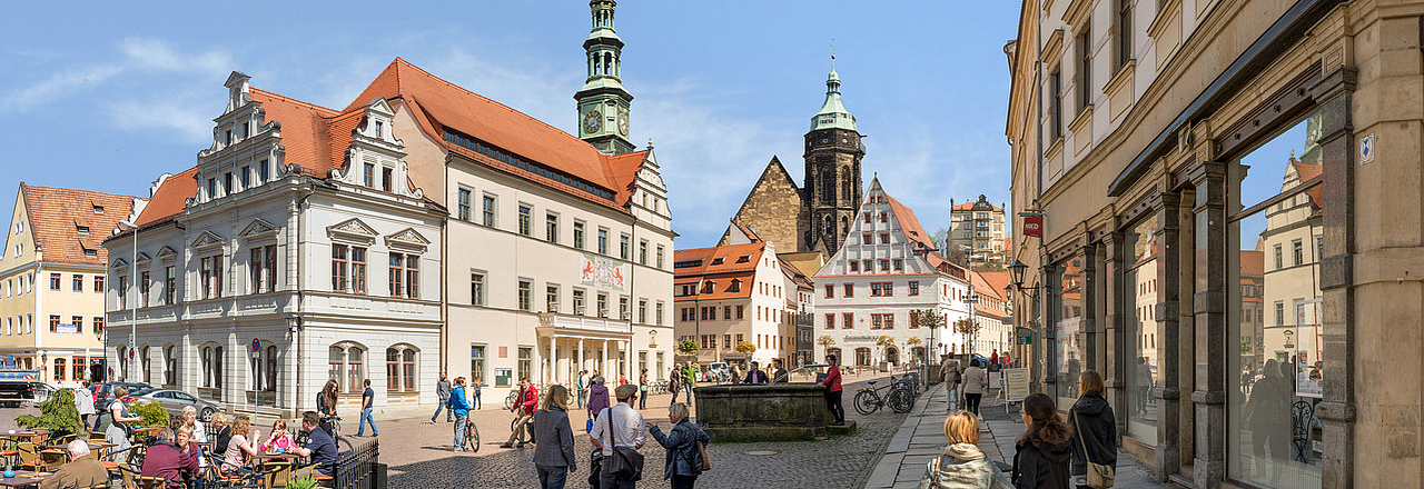 belebter Marktplatz in Pirna – Canalettoblick