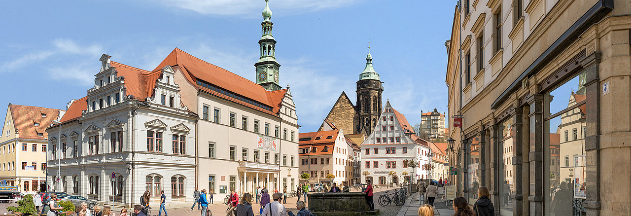 belebter Marktplatz in Pirna – Canalettoblick
