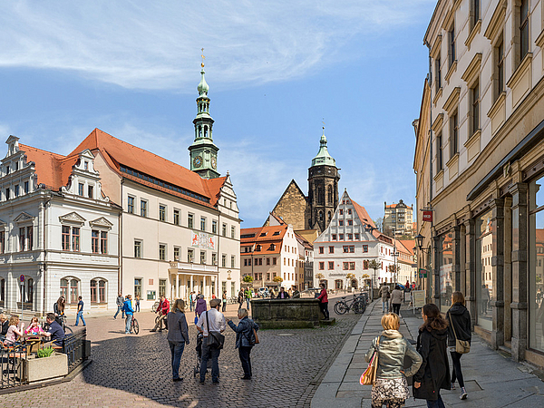 belebter Marktplatz in Pirna – Canalettoblick