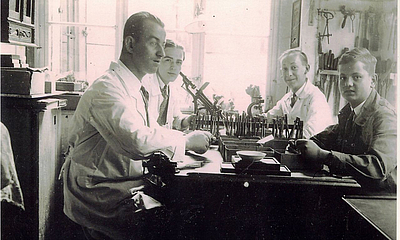 Ende der dreißiger Jahre: Blick in die Optikwerkstatt vorn rechts Gerhard Stein als Lehrling