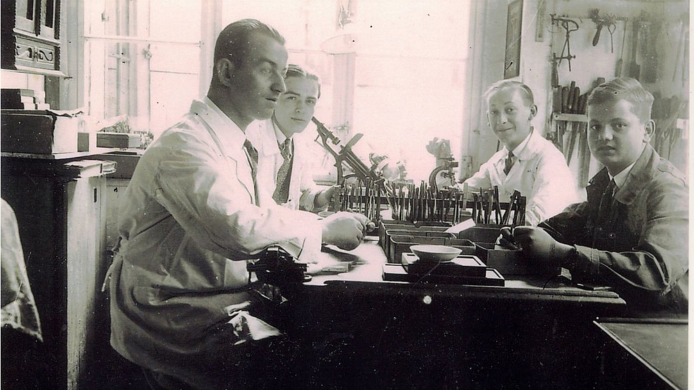 Ende der dreißiger Jahre: Blick in die Optikwerkstatt vorn rechts Gerhard Stein als Lehrling