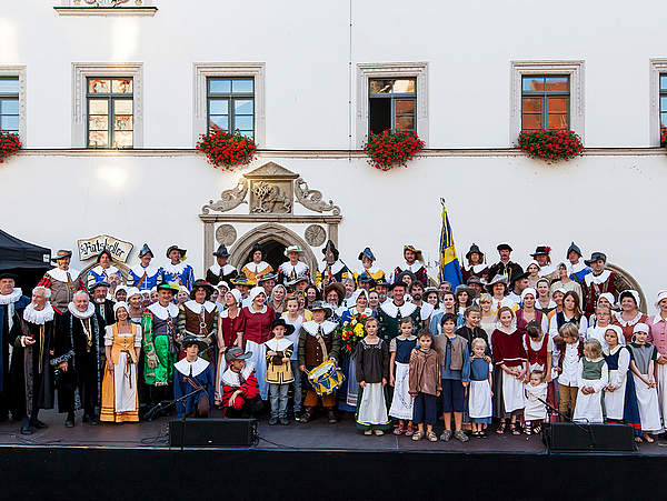 Der Retter der Stadt Pirna – Theophilus Jacobäer e.V. Die Akteure des Retter-Schauspiels auf der Bühne am Rathaus