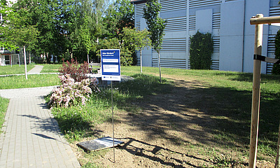 Hinweisschild zur Förderung durch EFRE bei der Umrüstung der Laternen auf LED