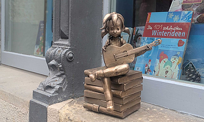 Kultur-Pine Bronzene Pine-Figur an der Stadtbibliothek Pirna