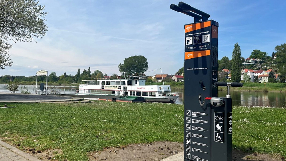 Fahrradservicestation Servicestation zur Reparatur von Fahrrädern in der Nähe des Elbeparkplatzes