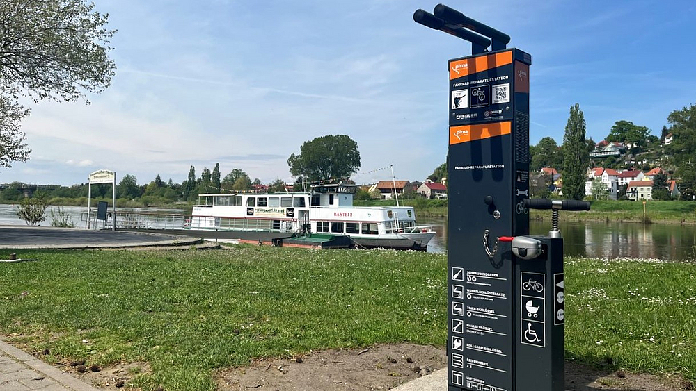 Fahrradservicestation Servicestation zur Reparatur von Fahrrädern in der Nähe des Elbeparkplatzes