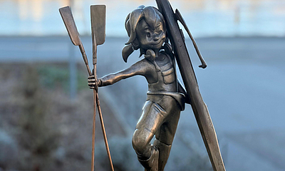 Ruder-Pine hält Boot und Skulls