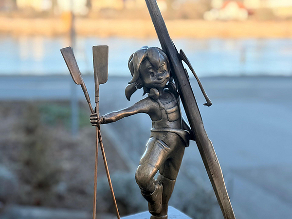 Ruder-Pine Ruder-Pine hält Boot und Skulls