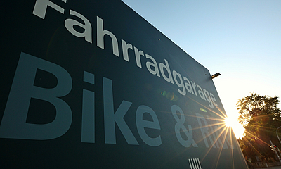 Seitenansicht der Fahrradgarage Pirna