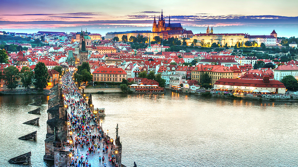 Die Karlsbrücke in Prag Die Goldene Stadt Prag