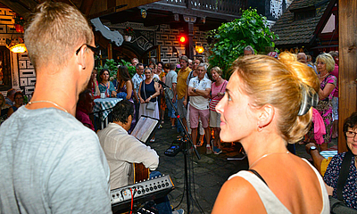 Der Musik lauschen Konzert im Hof