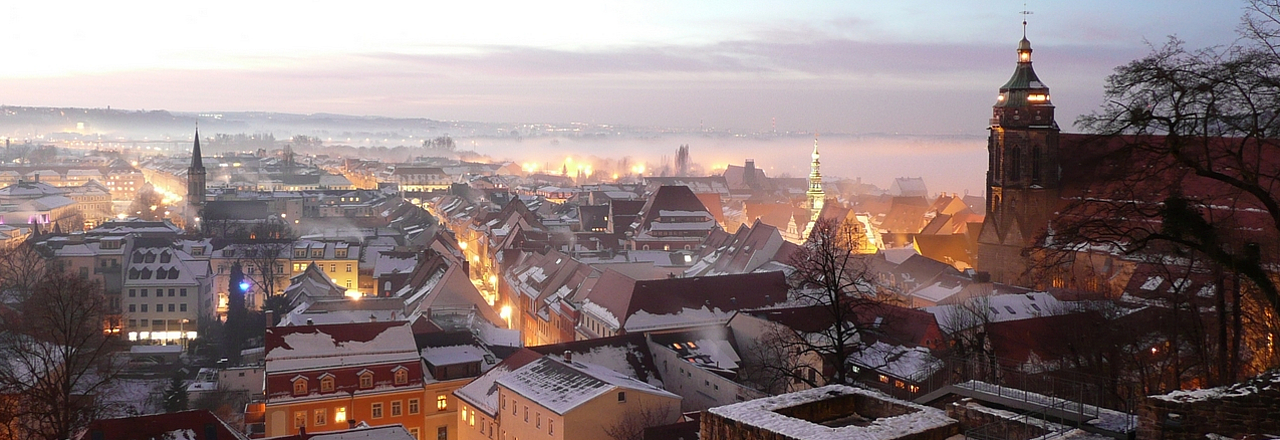 Die Dächer von Pirnas Altstadt sind leicht mit Schnee bedeckt