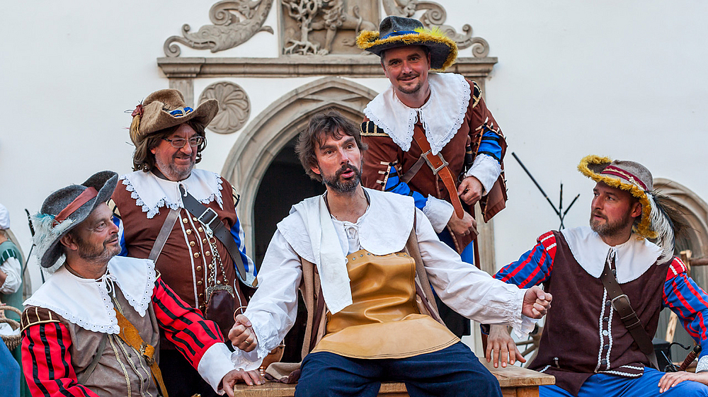 Soldaten auf der Bühne Männergruppe auf der Bühne