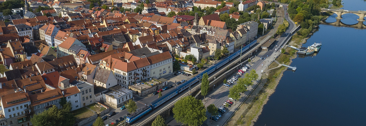 Vogelperspektive von Pirna mit seinen Verkehrswegen