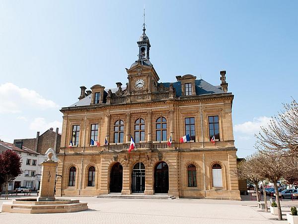 Das Rathaus von Pirnas Partnerstadt Longuyon in Frankreich